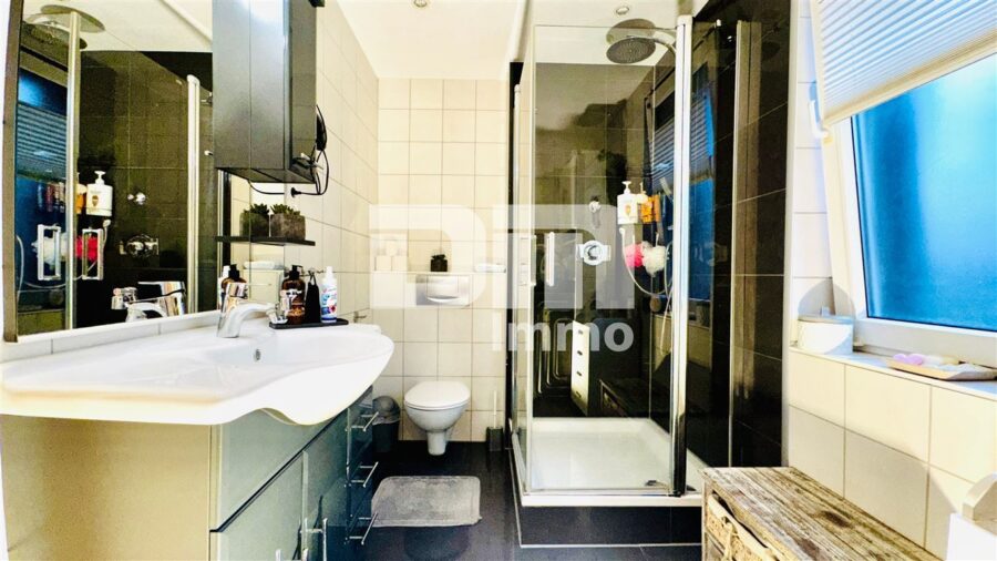 Schönes Ein- bis Zweifamilienhaus mit Gartenbereich, Terrasse + Balkon und Doppelgarage - EG Badezimmer / Dusche / Handtuchwärmer